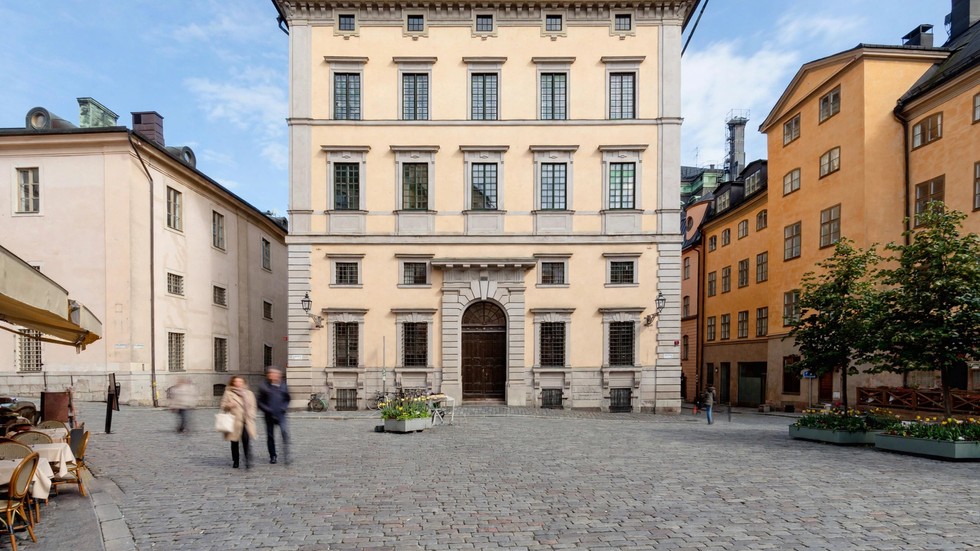 Riksbankens räntebesked 2026: Riksbankens byggnad i Stockholm en klar dag